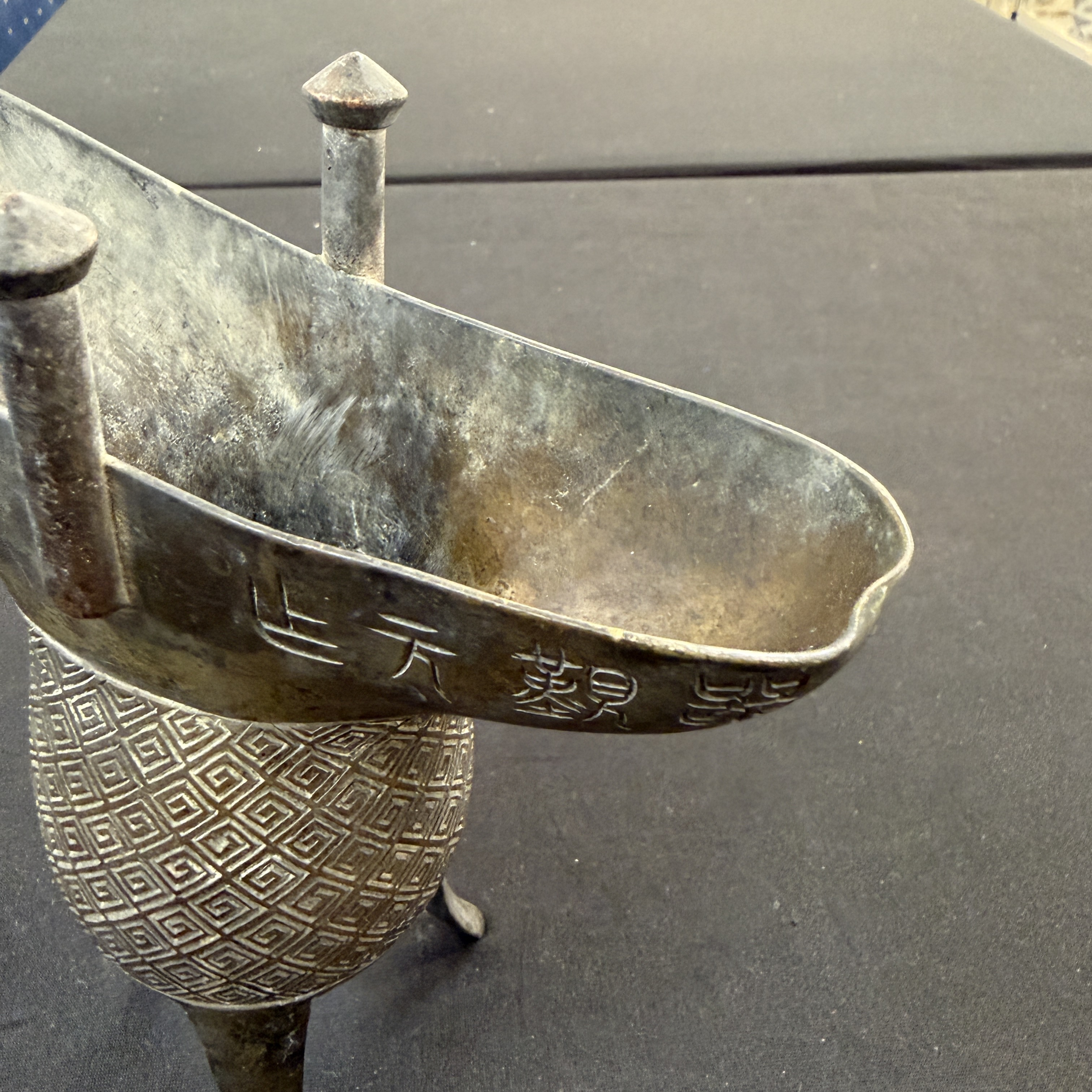 An inscribed Chinese archaistic bronze ritual wine vessel, Jue — photo 15