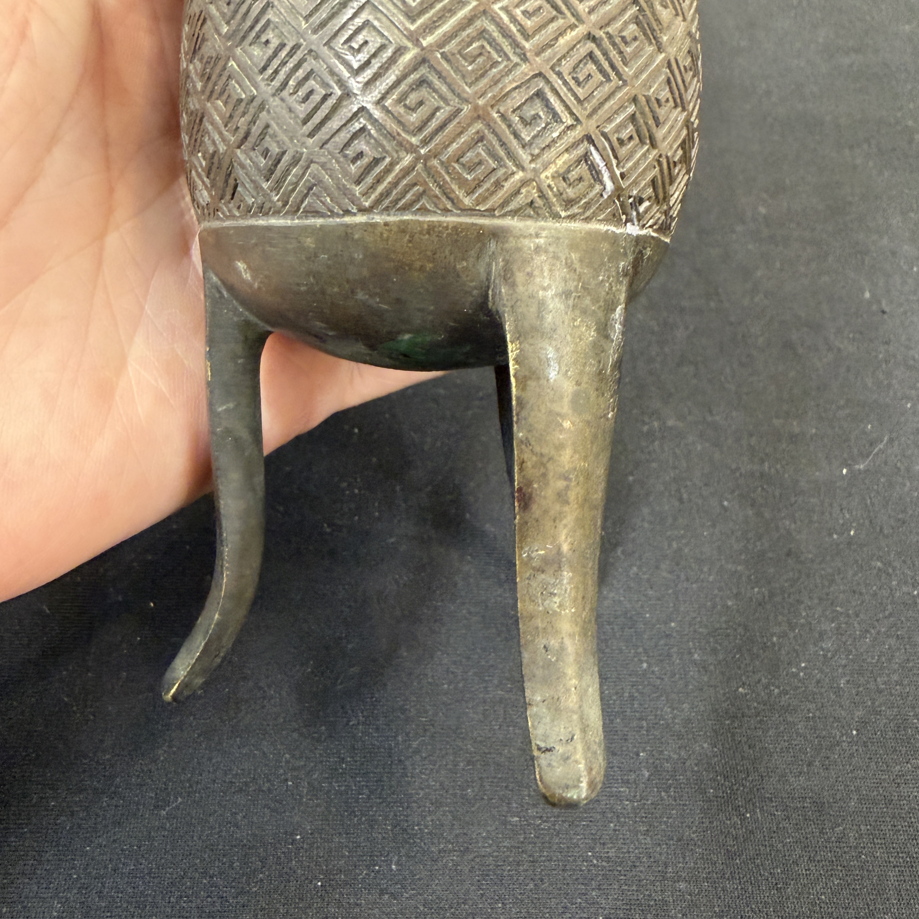 An inscribed Chinese archaistic bronze ritual wine vessel, Jue — photo 17
