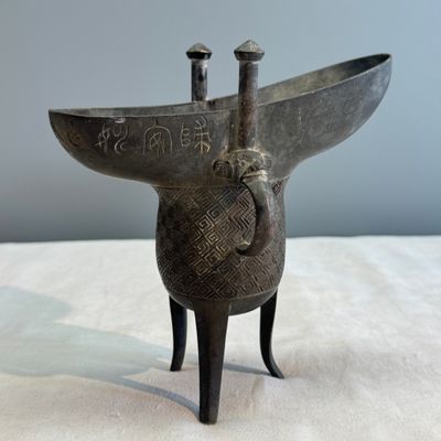 An inscribed Chinese archaistic bronze ritual wine vessel, Jue — photo 1