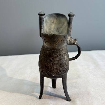 An inscribed Chinese archaistic bronze ritual wine vessel, Jue — photo 2