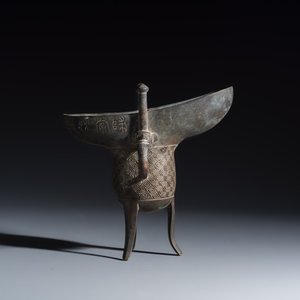 An inscribed Chinese archaistic bronze ritual wine vessel, Jue — photo 2