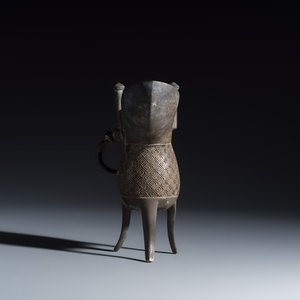 An inscribed Chinese archaistic bronze ritual wine vessel, Jue — photo 3