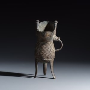 An inscribed Chinese archaistic bronze ritual wine vessel, Jue — photo 5