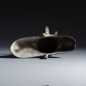 An inscribed Chinese archaistic bronze ritual wine vessel, Jue — photo 6