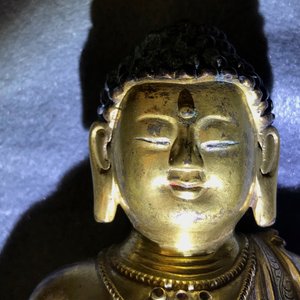 An inscribed Chinese gilt bronze figure of Buddha standing, Qianlong — 照片 8