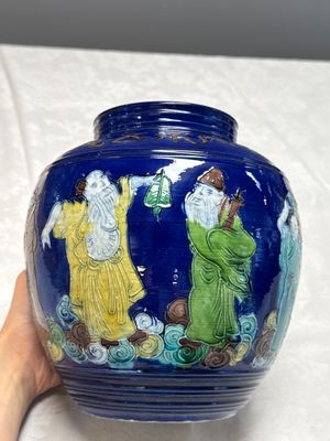 An inscribed Chinese polychrome-glazed blue-ground 'Eight Immortals' vase — foto 1
