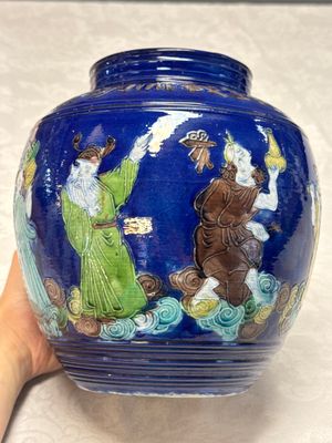 An inscribed Chinese polychrome-glazed blue-ground 'Eight Immortals' vase — foto 2