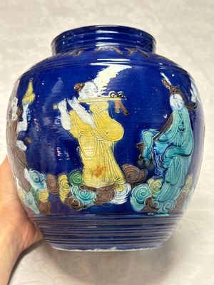 An inscribed Chinese polychrome-glazed blue-ground 'Eight Immortals' vase — foto 3