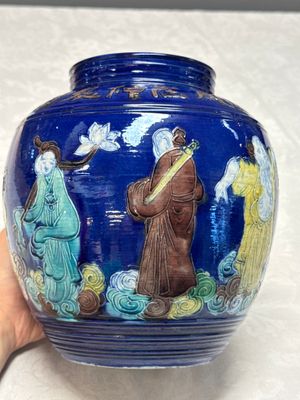 An inscribed Chinese polychrome-glazed blue-ground 'Eight Immortals' vase — foto 4