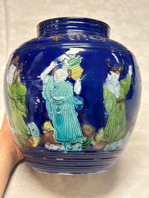 An inscribed Chinese polychrome-glazed blue-ground 'Eight Immortals' vase — foto 5