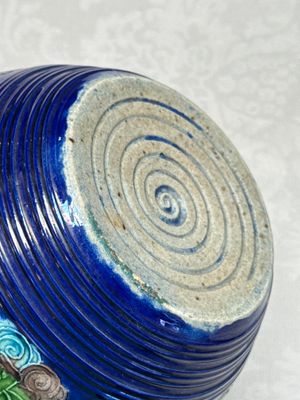 An inscribed Chinese polychrome-glazed blue-ground 'Eight Immortals' vase — foto 7