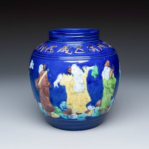 An inscribed Chinese polychrome-glazed blue-ground 'Eight Immortals' vase — foto 1