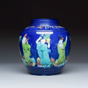 An inscribed Chinese polychrome-glazed blue-ground 'Eight Immortals' vase — foto 3