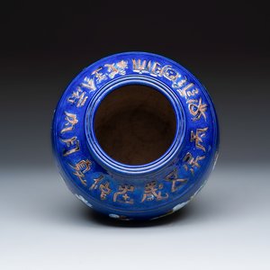 An inscribed Chinese polychrome-glazed blue-ground 'Eight Immortals' vase — foto 6