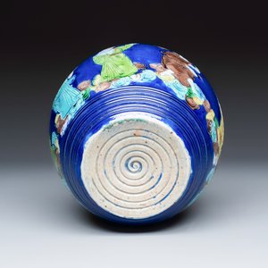 An inscribed Chinese polychrome-glazed blue-ground 'Eight Immortals' vase — foto 7