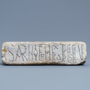 An inscribed Romanesque reliquary altar stone, France, 12th C. — 照片 2