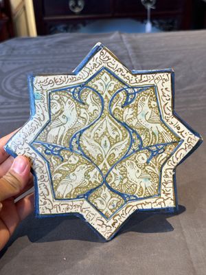 An intact Kashan lustre-glazed star tile, Persia, 13/14th C. — foto 1