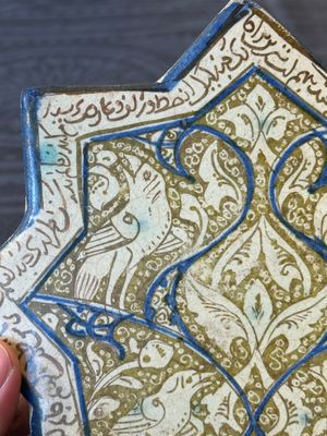 An intact Kashan lustre-glazed star tile, Persia, 13/14th C. — foto 3