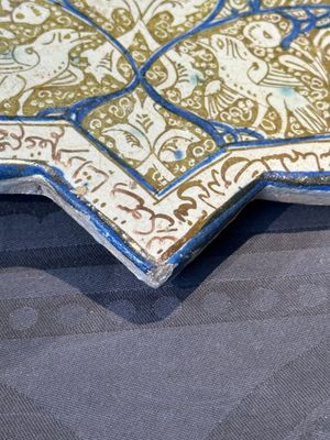 An intact Kashan lustre-glazed star tile, Persia, 13/14th C. — foto 6