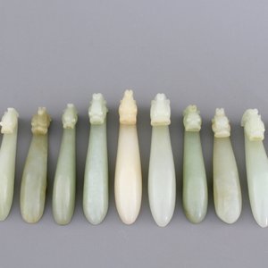 An interesting collection of 11 white and pale celadon jade belt hooks, 19th C. — 照片 1