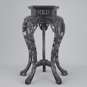 An intricately carved Chinese hardwood marble top vase stand, 19th C. — 照片 1