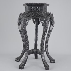 An intricately carved Chinese hardwood marble top vase stand, 19th C. — 照片 2