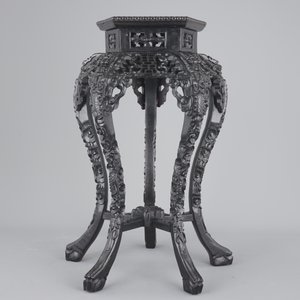 An intricately carved Chinese hardwood marble top vase stand, 19th C. — 照片 3