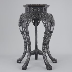 An intricately carved Chinese hardwood marble top vase stand, 19th C. — 照片 4