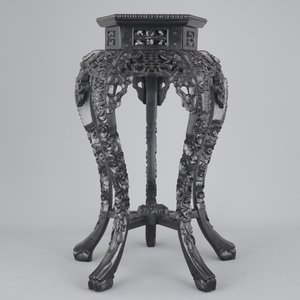 An intricately carved Chinese hardwood marble top vase stand, 19th C. — 照片 5