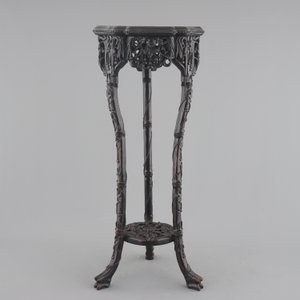 An intricately carved Chinese hardwood marble top vase stand, 19th C. — foto 2