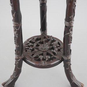 An intricately carved Chinese hardwood marble top vase stand, 19th C. — foto 3
