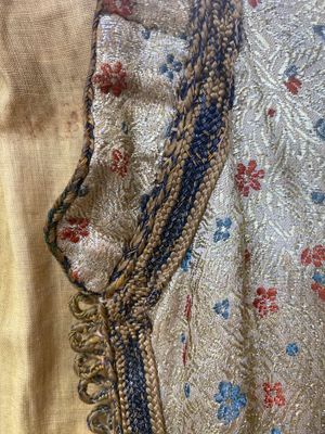 An Iranian gold-thread-embroidered silk caftan, a hat, a coin bracelet and a Koran holder, 19th C. — 照片 20