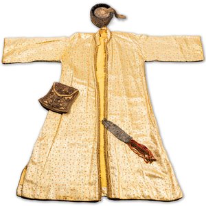 An Iranian gold-thread-embroidered silk caftan, a hat, a coin bracelet and a Koran holder, 19th C. — 照片 1