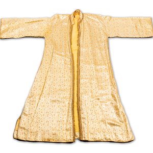 An Iranian gold-thread-embroidered silk caftan, a hat, a coin bracelet and a Koran holder, 19th C. — 照片 2