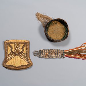 An Iranian gold-thread-embroidered silk caftan, a hat, a coin bracelet and a Koran holder, 19th C. — 照片 6