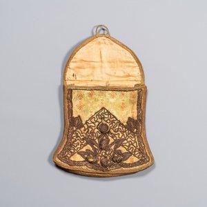 An Iranian gold-thread-embroidered silk caftan, a hat, a coin bracelet and a Koran holder, 19th C. — 照片 7