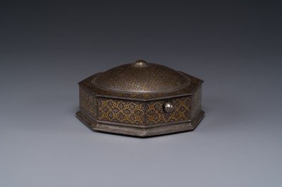 An Iranian octagonal parcel-gilt and silver inlaid box, 18/19th C. — 照片 1
