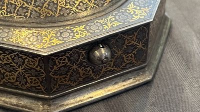 An Iranian octagonal parcel-gilt and silver inlaid box, 18/19th C. — 照片 10