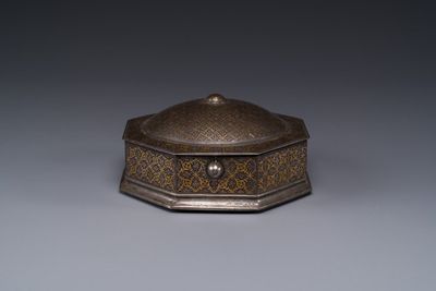 An Iranian octagonal parcel-gilt and silver inlaid box, 18/19th C. — 照片 2