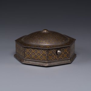 An Iranian octagonal parcel-gilt and silver inlaid box, 18/19th C. — 照片 1