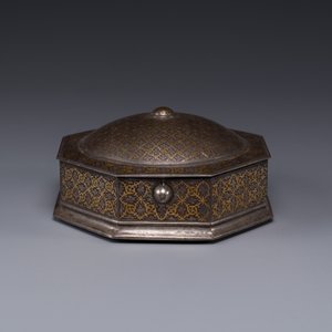 An Iranian octagonal parcel-gilt and silver inlaid box, 18/19th C. — 照片 2