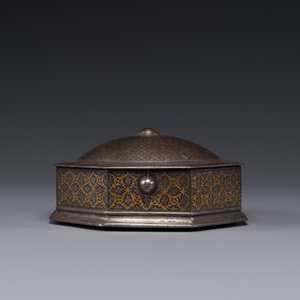 An Iranian octagonal parcel-gilt and silver inlaid box, 18/19th C. — 照片 3