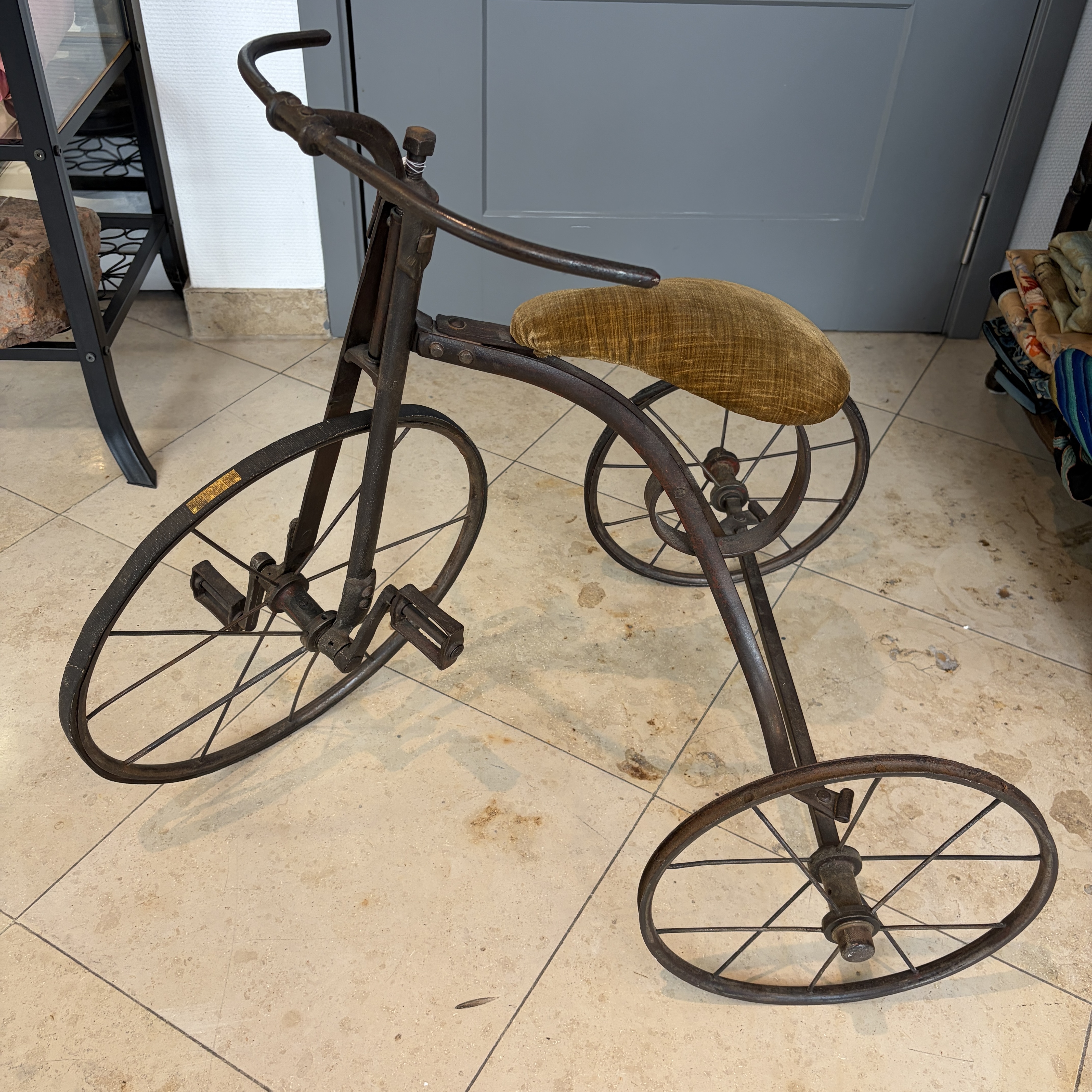 An iron child's tricycle or velocipede — 照片 1