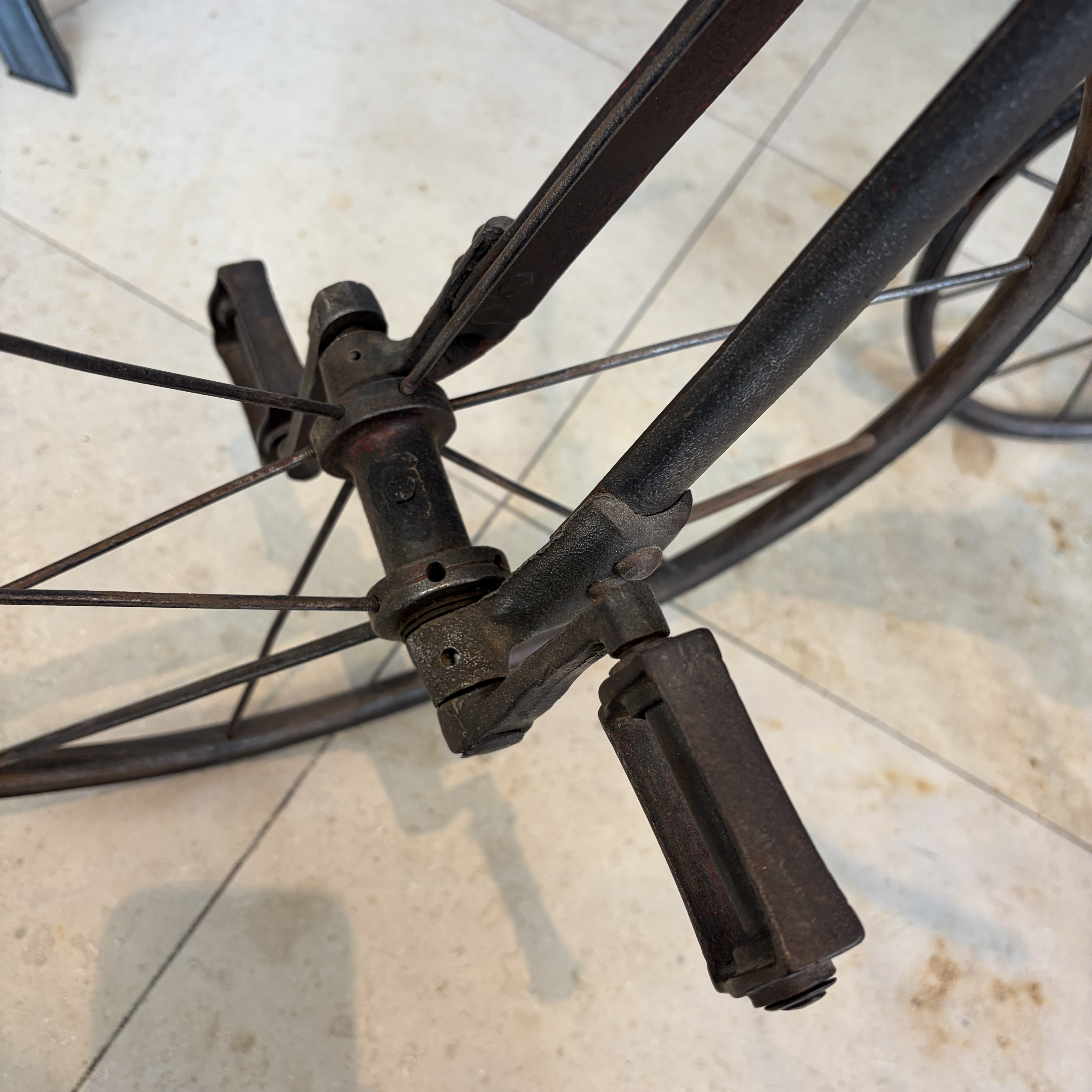 An iron child's tricycle or velocipede — 照片 8