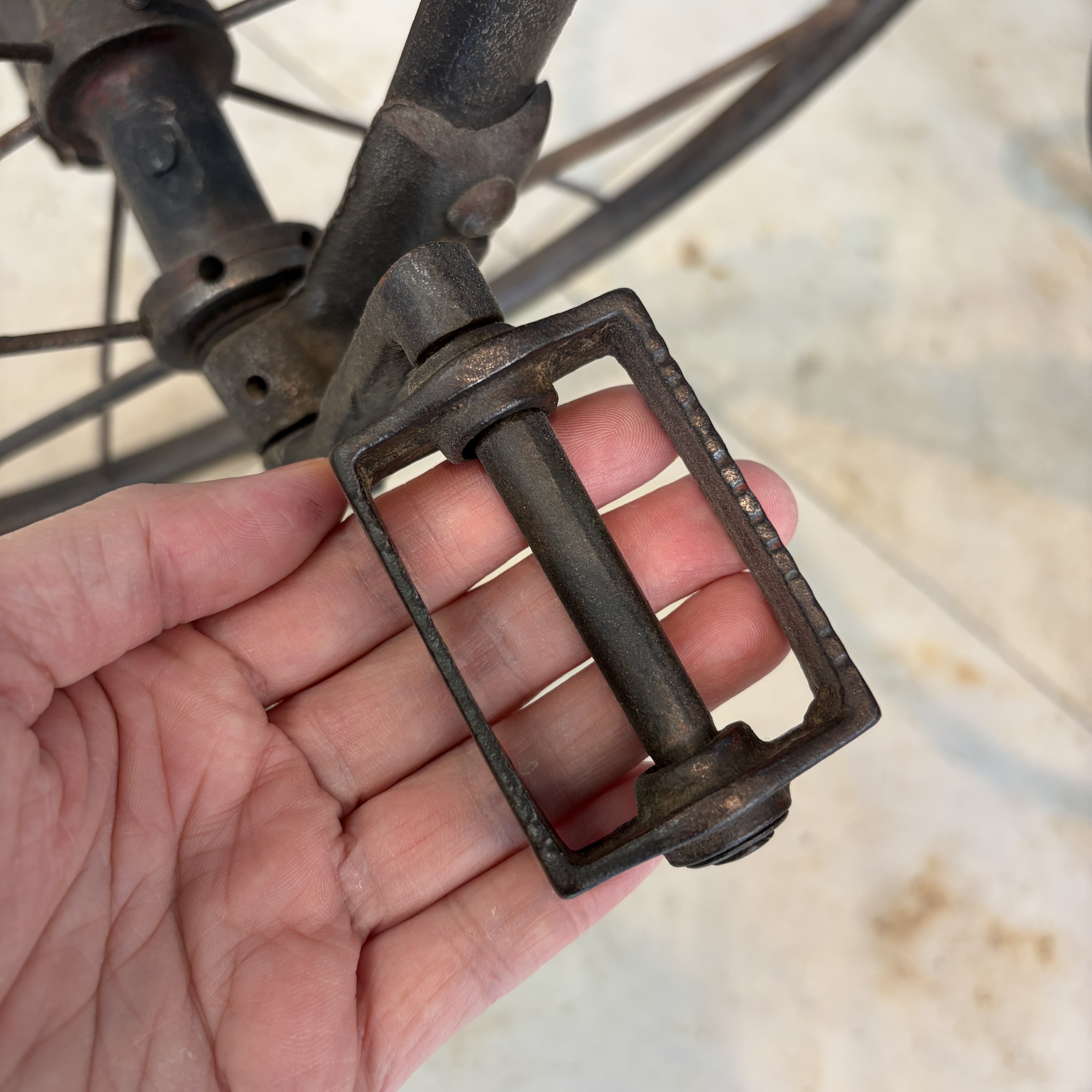 An iron child's tricycle or velocipede — 照片 9