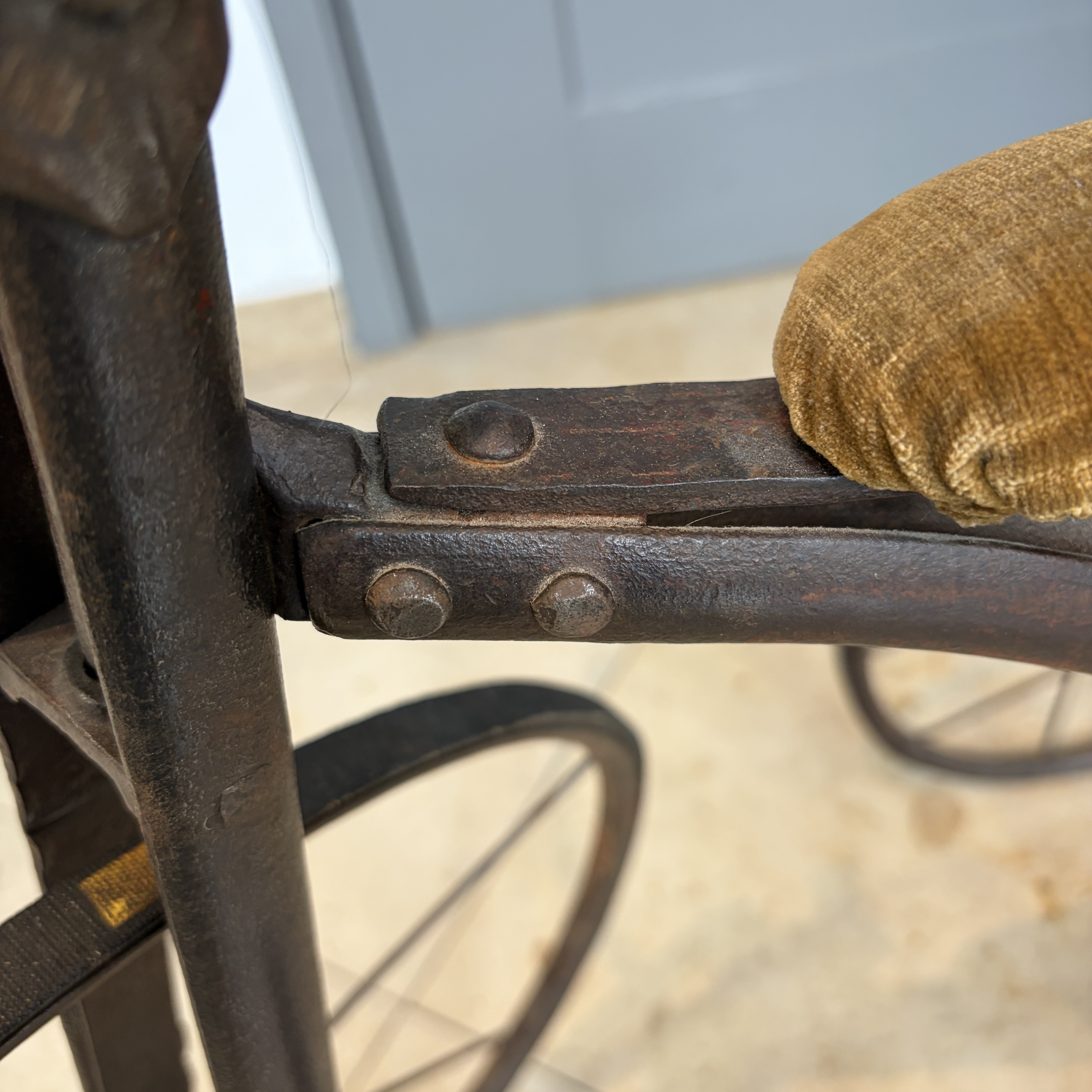 An iron child's tricycle or velocipede — 照片 15
