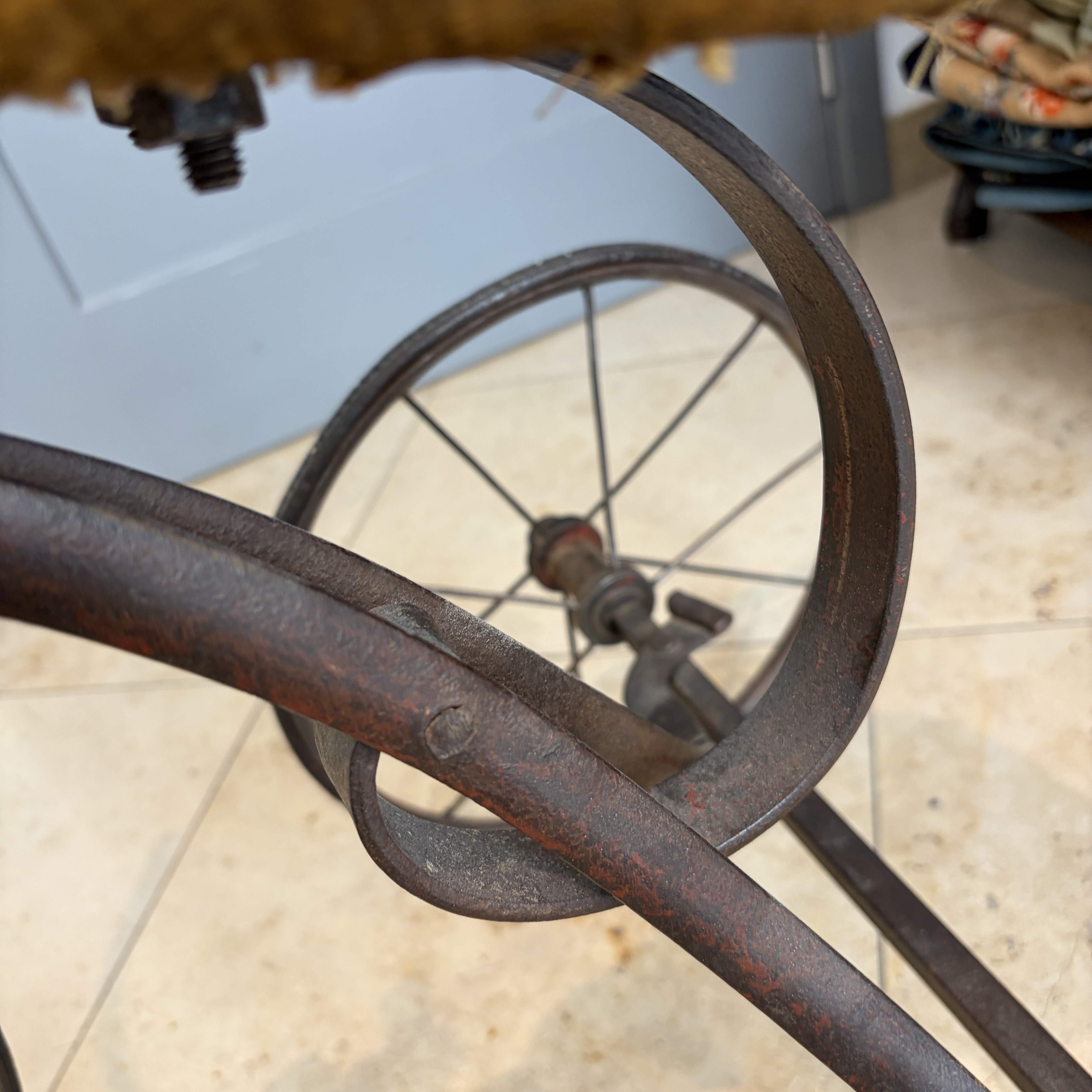 An iron child's tricycle or velocipede — 照片 17