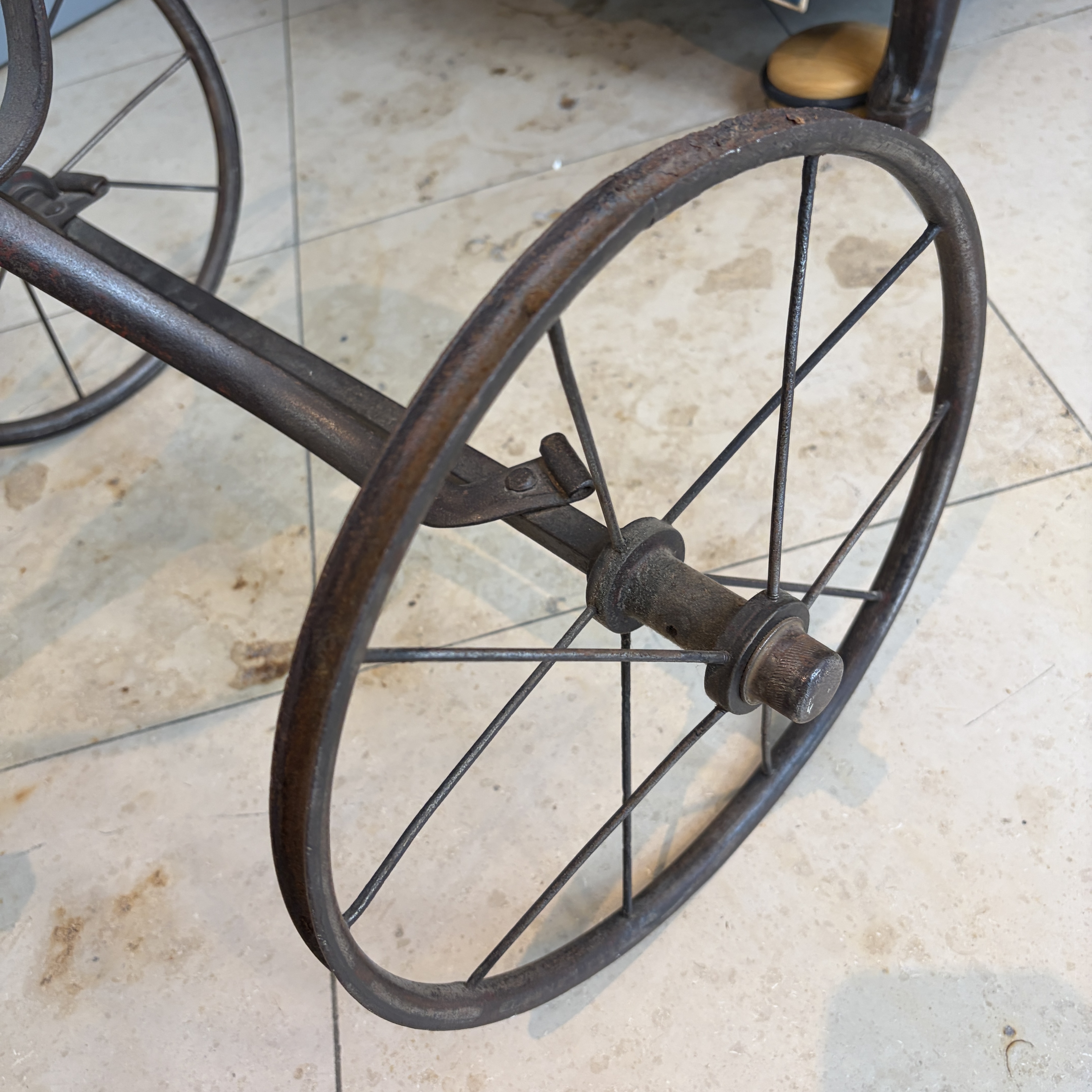 An iron child's tricycle or velocipede — 照片 19