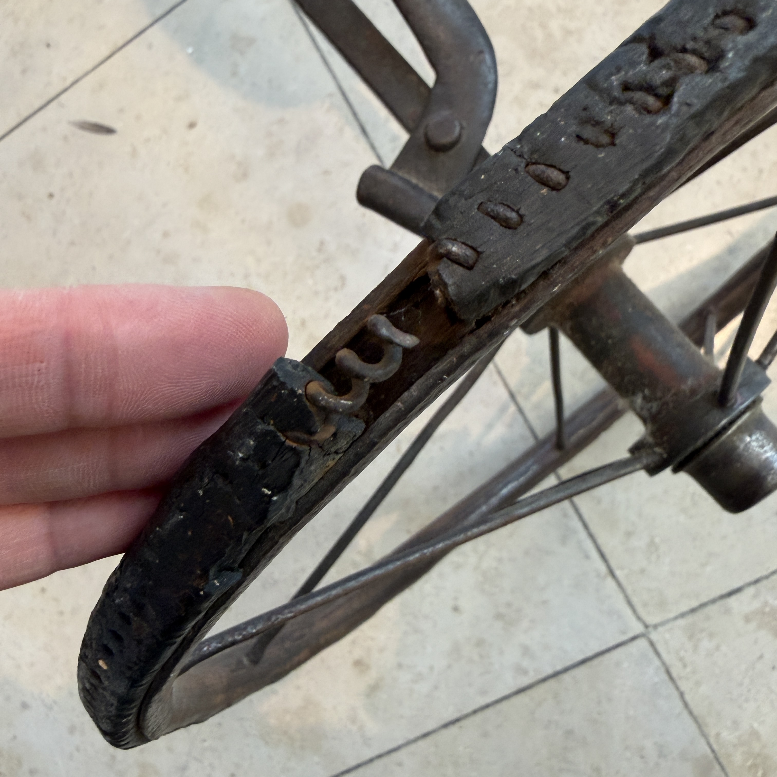 An iron child's tricycle or velocipede — 照片 24