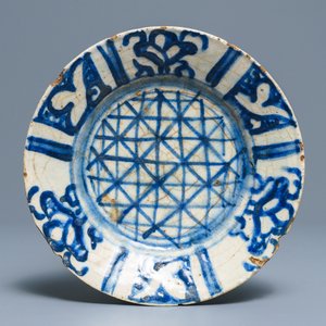 An Islamic blue and white fritware pottery plate, prob. Syria, 18/19th C. — 照片 1